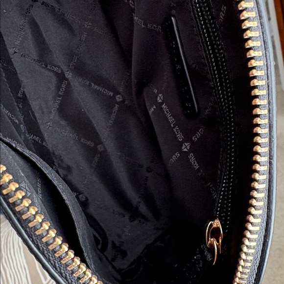 MICHAEL KORS Jet Set Travel black crossbody bag with gold hardware - Picture 5 of 8